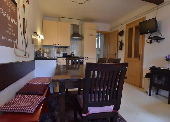 In A Quiet, Authentic Mountain Village With A View Of The Surrounding Hills Apartamento